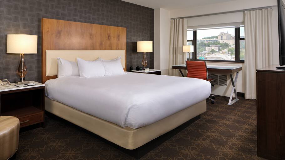 Standard king room, doubletree by hilton pittsburgh downtown, pennsylvania